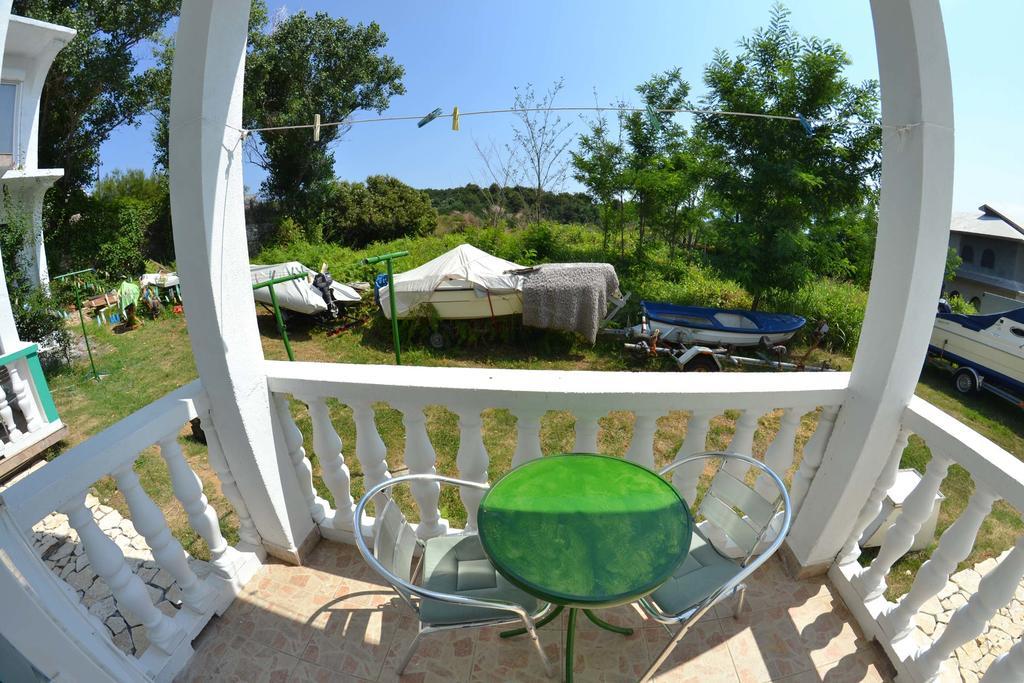 Apartmani Jenny I Tania Лопар Экстерьер фото