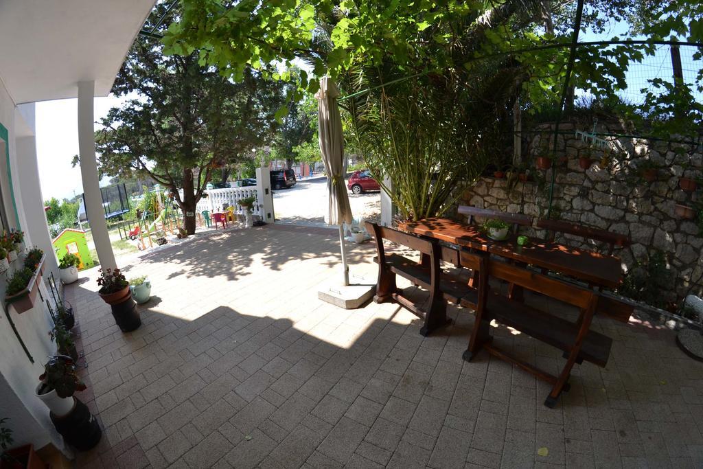Apartmani Jenny I Tania Лопар Экстерьер фото