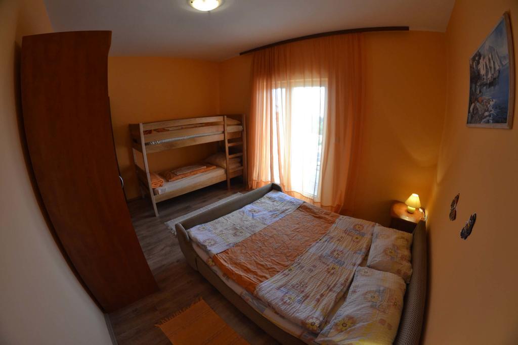 Apartmani Jenny I Tania Лопар Экстерьер фото