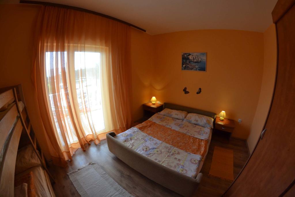 Apartmani Jenny I Tania Лопар Экстерьер фото